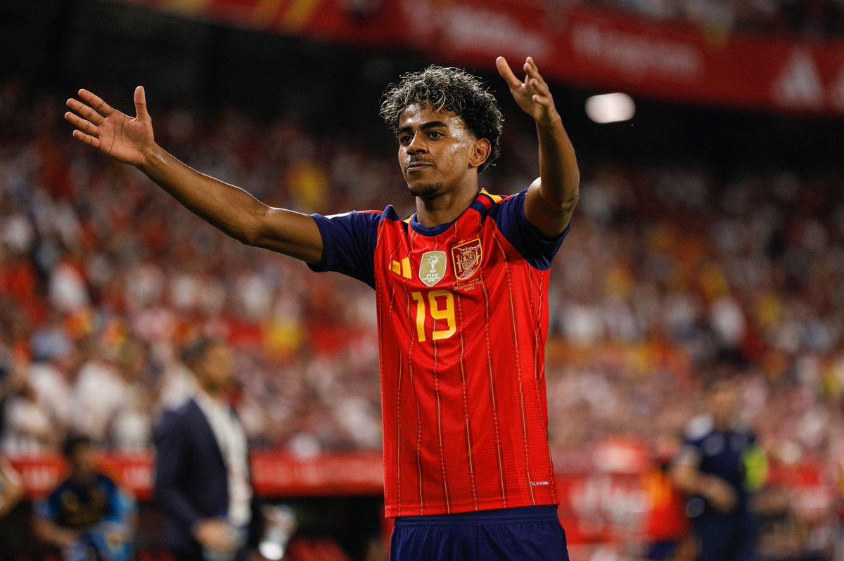 ActuFoot_'s tweet photo. LAMINE YAMAL 🇪🇸 SAISON 2026/2027 👇 :

🏟️ 11 matchs
⚽️ 12 BUTS 
🎯 7 PASSES D.

SÉRIE EN COURS :
⚽️ vs République Tchèque 
⚽️⚽️🎯 vs Croatie 
⚽️ vs Angleterre 
🎯🎯 vs Séville
⚽️🎯🎯 vs Santander
⚽️⚽️ vs Levante
⚽️🎯🎯 vs Feyenoord
⚽️⚽️ vs Valence
⚽️⚽️ vs Rayo Vallecano