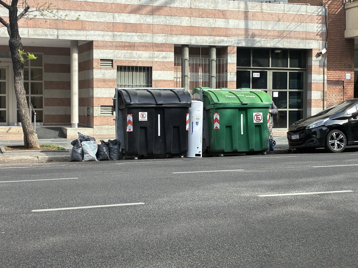 NerinaAndrea's tweet photo. Hola , llueve   ,@jorgemacri @ibaistrocchi @DaroNieto  @gloriallopiz @gcba @lauritalonso  @gzinny  @CominVillanueva #cabaabandonada #mugre escombros , basura Avellaneda 2146 . Cuál es la empresa recolectora de la zona ? Quien controla ? @VecinosCon5633 https://t.co/RkP6fkUMU0