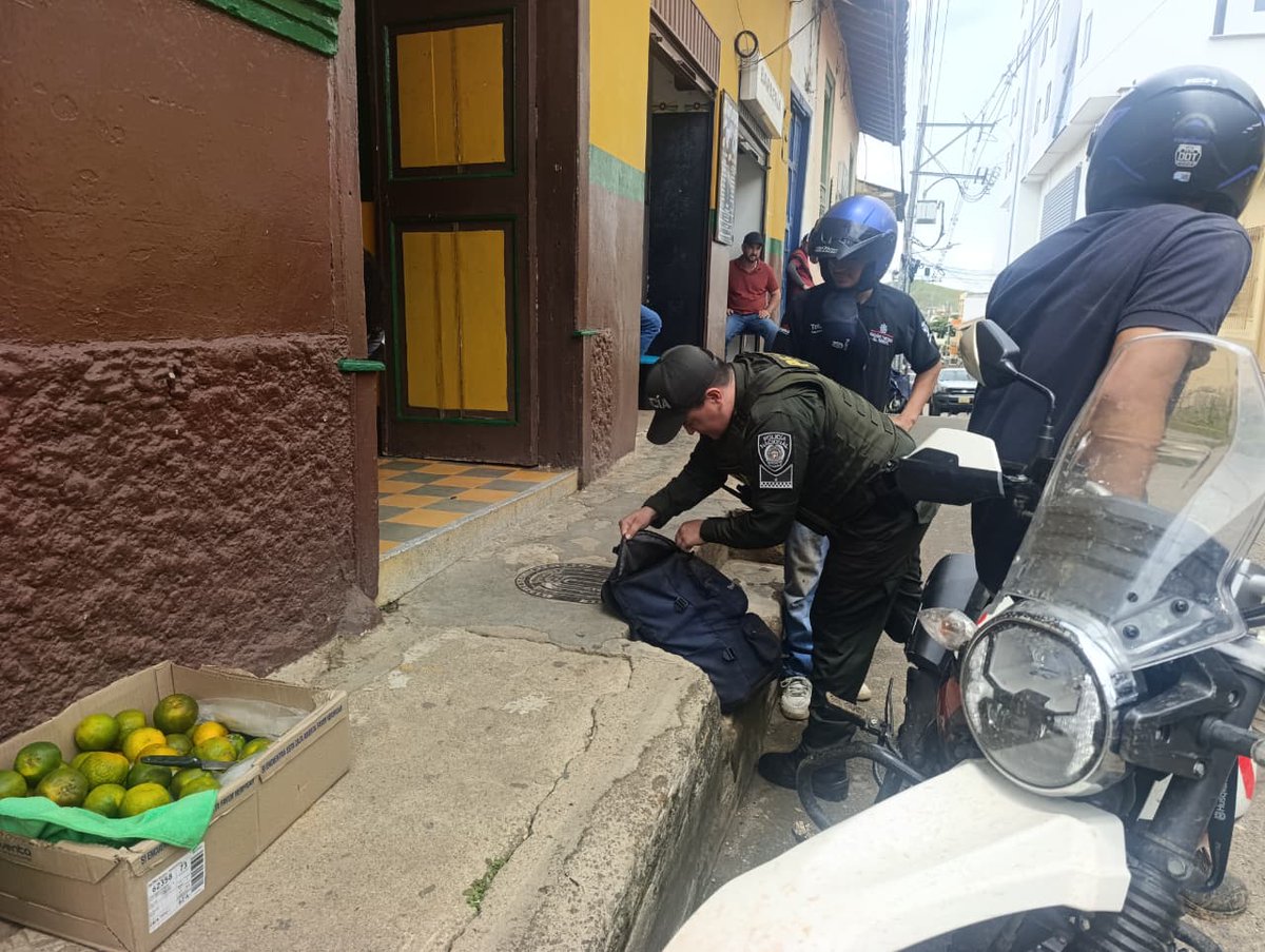Policiantioquia's tweet photo. En #Andes | En el marco del #PlanCosecha, nuestros uniformados fortalecen la presencia policial en las veredas, acompañando a las familias, escuchando a la comunidad y realizando visitas a los acopios de café para promover entornos seguros durante la temporada cafetera.
Contamos con el apoyo de personal de la región de policía, sumando esfuerzos para prevenir el delito, fortalecer la convivencia y brindar acompañamiento a quienes trabajan en la cosecha.
Invitamos a la comunidad a denunciar oportunamente cualquier situación que afecte la seguridad y la convivencia. Su información es clave para actuar de manera preventiva y fortalecer la tranquilidad en el territorio.
Recorremos el territorio, escuchamos a nuestra gente y trabajamos juntos por un #Andes más seguro.
#JuntosPorAntioquia