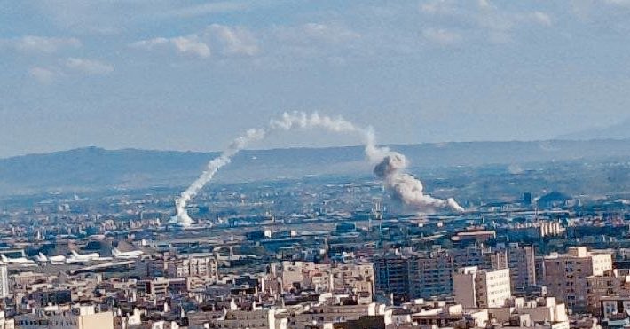 Kouyaarr's tweet photo. این‌جور وقت‌ها، خانم الهه محمدی، قهرمان ژورنالیسم جهان، در محل حاضر نیستند برای تهیه‌ی گزارش میدانی: https://t.co/hE50HTJQyz