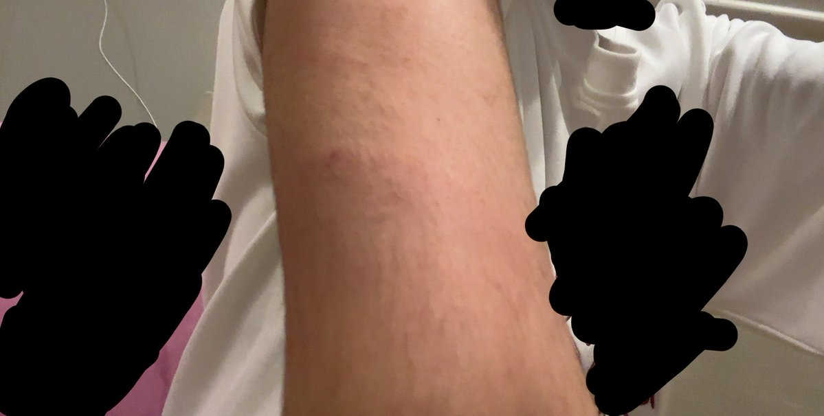 theewokewoman's tweet photo. هذي وحدة من متابعيني تعرضت للتعنيف من أهلها لمجرد إنها فكت النقاب يوم سافرت معهم، واليوم صارت تضطر تطلع من وراهم ولا حتى تلبس الحجاب خوفًا من ردّة فعلهم.

أتمنى هذا البوست يوصل لكل وحدة تحاول تكذب تعنيف النساء في السعودية او تقلل من حجمه. وجود حالات ما تظهر للعلن ما يعني إنها غير موجودة، وكون الضحية ساكتة او تخفي اللي يصير لها ما يعني إن حياتها آمنة.

قبل ما تستهينين بمعاناة النساء وتقولين "مستحيل يصير عندنا"
تذكري إنك ما تعرفين وش يصير خلف الأبواب المغلقة، ولا كم امرأة تضطر تعيش بالخوف وتخفي تفاصيل حياتها حتى عن أقرب الناس لها.
#٢٠٣٠_بلا_نقاب3 
#الحماية_الأجتماعية_لا_تحمي 
#معتقلات_المنازل