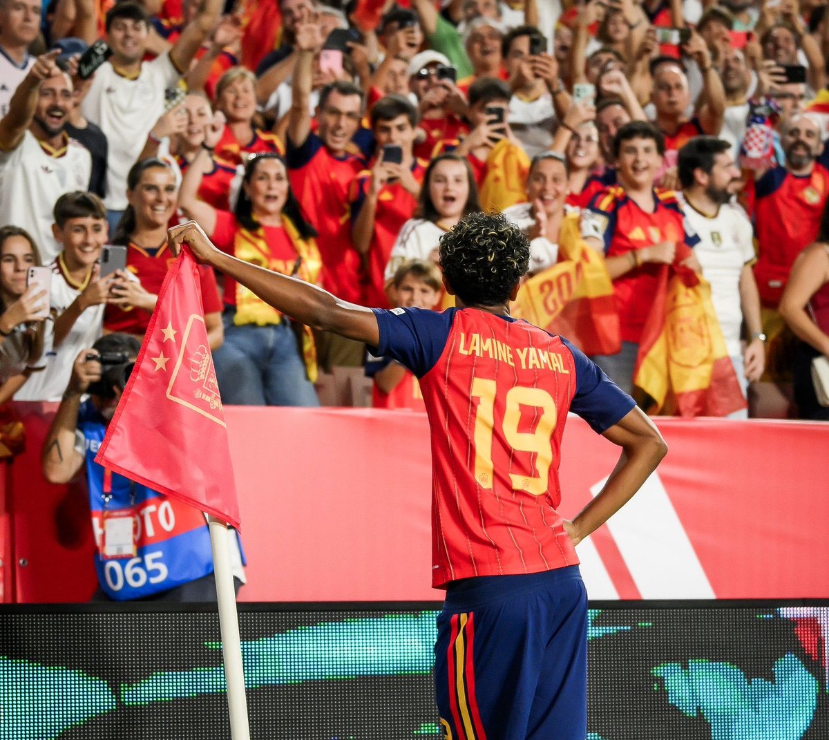 FabrizioRomano's tweet photo. 🍿🇪🇸 Three Nations League games, four goals for Lamine Yamal.

Another one delivered tonight against Czech Republic. https://t.co/CarPXC1jZJ