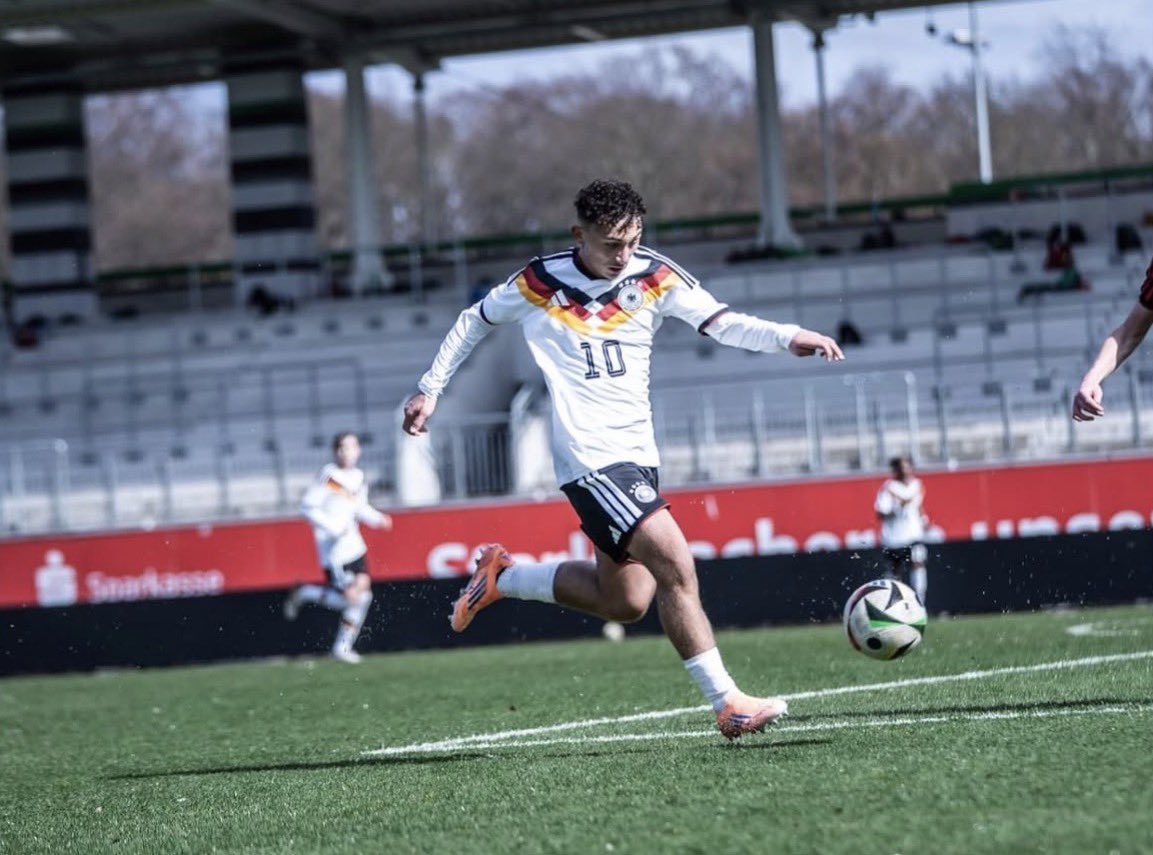 EmirScouts's tweet photo. The Schalke 04 academy has another special midfield talent on their hands. 

Yakup Genc. (15, 🇩🇪🇹🇷)

Elite connector linking the midfield to the final third. Demands possession off his center-backs and displays high-level press resistance, uses sharp body feints to turn both ways and drop aggressive markers instantly.

Dynamic ball-carrier right through the heart of the midfield. Moves at exceptional speed with the ball glued to his feet, gliding past pressure with technical elegance and composure.

Impressive passing range, already using quick trivelas behind the defense to slice through high backlines.

High-ceiling midfield profile. 🔵⚪️🇩🇪