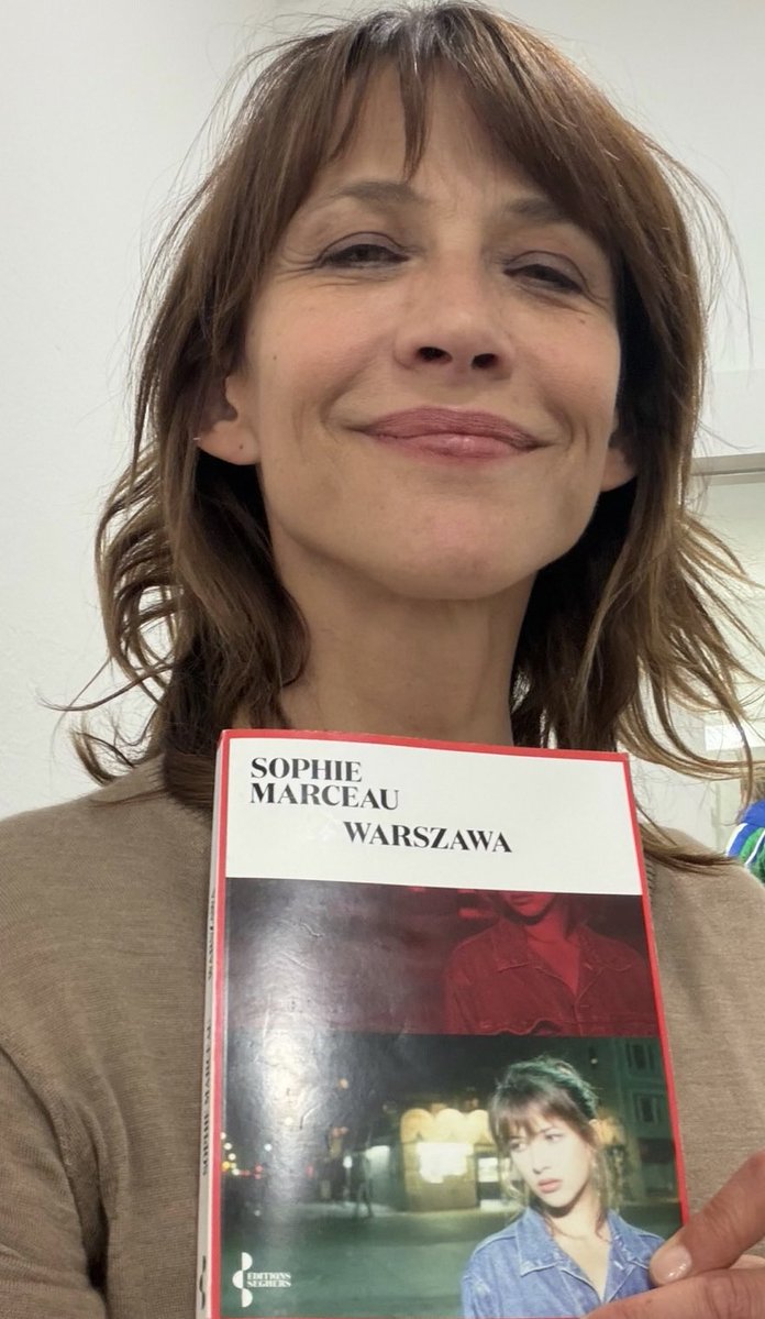 metakognita's tweet photo. 17 lat w cieniu obsesji i kontroli. 18-letnia francuska gwiazda, kultowy polski reżyser i mroczne kulisy ich związku w PRL-u.

Sophie Marceau po latach przerywa milczenie i wraca do relacji, która zdefiniowała jej młodość i karierę. W swojej najnowszej książce zatytułowanej „Warszawa” francuska aktorka odsłania kulisy 17 lat spędzonych u boku starszego o ćwierć wieku polskiego reżysera, Andrzeja Żuławskiego.

Wydawnictwo Seghers zapowiada autobiografię bez cenzury – to zapis fascynującej relacji, która stopniowo przeradzała się w toksyczną obsesję i całkowitą kontrolę.

Jak to się zaczęło?
Ich drogi po raz pierwszy przecięły się w 1981 roku podczas festiwalu w Cannes. Prawdziwy romans wybuchł jednak trzy lata później. Marceau miała zaledwie 18 lat i świeżo zdobyty status gwiazdy po sukcesie filmu „Prywatka”. Żuławski był 43-letnim, doświadczonym twórcą o bezkompromisowej wizji artystycznej.

Polski reżyser błyskawicznie uczynił z niej swoją główną muzę. Obsadził ją w „Narwanej miłości”, a w kolejnych latach wyreżyserował ją w czterech innych produkcjach, w tym w „Moje noce są piękniejsze niż wasze dni” oraz „Wierności”.

Izolacja i szara codzienność komunistycznej Warszawy
Dla młodej Francuzki relacja ze starszym artystą wiązała się z drastyczną zmianą otoczenia. Marceau trafiła do PRL-owskiej Warszawy – świata pełnego absurdu i niedoborów. W swoich wspomnieniach wraca do stanie w tasiemcowych kolejkach pod sklepami oraz czytania scenariuszy filmowych w ukryciu przed komunistyczną cenzurą.
Życie u boku Żuławskiego przypominało specyficzne odosobnienie od świata zewnętrznego.

„Potrzebowałam się zbudować. Potrzebowałam się ustrukturyzować, kształcić, dalej dorastać” – wyznała po latach, podsumowując lata spędzone w cieniu polskiego reżysera.
Premiera książki „Warszawa” zaplanowana jest na 29 października. Wszystko wskazuje na to, że relacja twórcy „Szamanki” i „Opętania” z francuską aktorką zyska zupełnie nowe, światło.