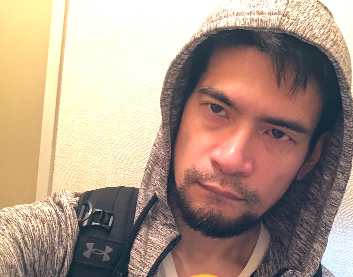 elcsum_fusao's tweet photo. 3年くらい前…？
たしかフードの中は寝癖だらけのボッサボサ爆発ヘアーだった気がする
仕事終わりでシャツもヨレヨレで
なんでそんなタイミングで撮ったんや https://t.co/90ljQ4Czcz