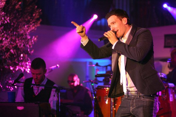 jtrocks_'s tweet photo. Justin Timberlake e JC Chasez, William Rast Fashion Show (2006) | https://t.co/tcZXLKLuSx https://t.co/VTBcWFtRPk