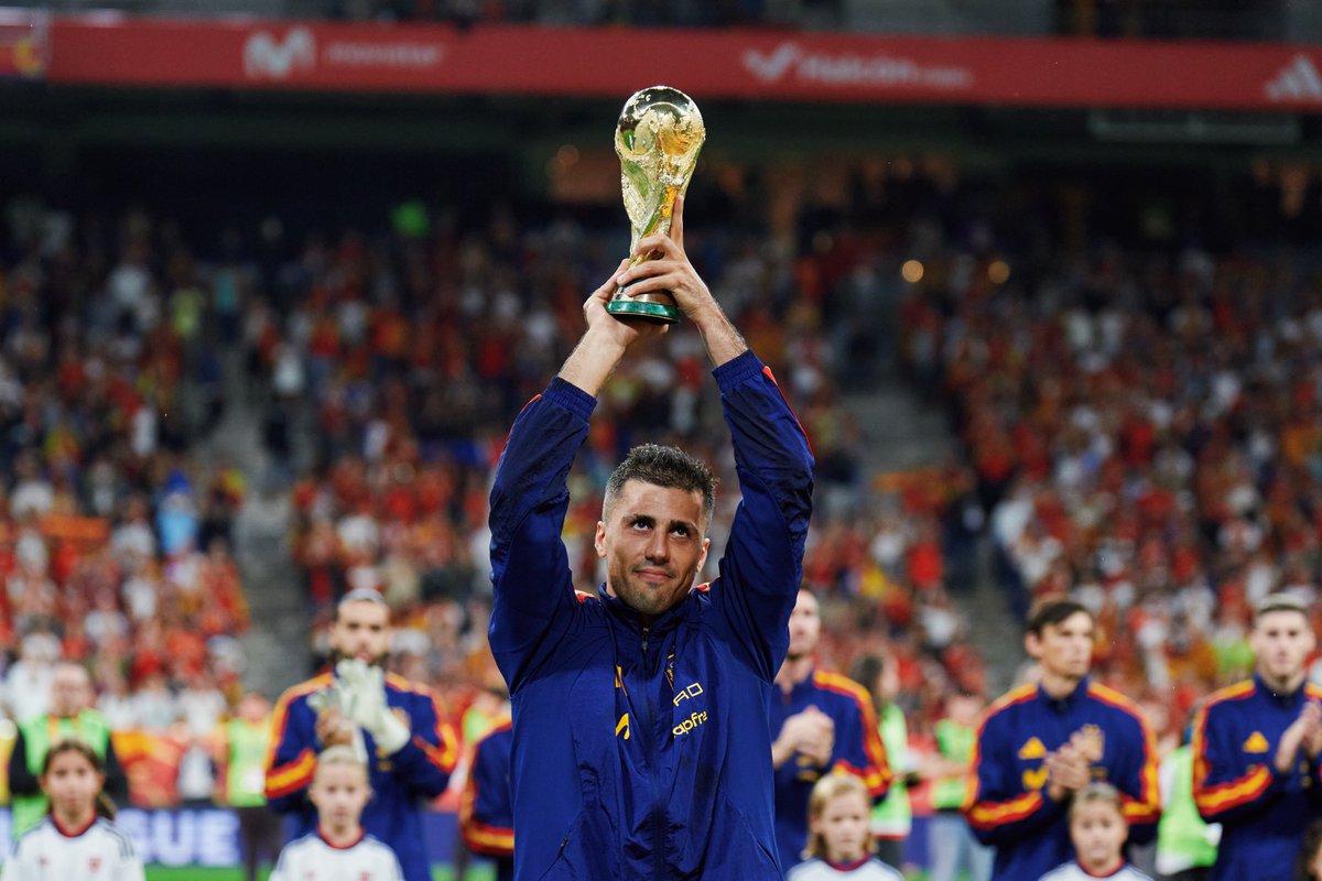 Reycholosimeone's tweet photo. Como mola lo de ofrecer la Copa del Mundo en cada ciudad a la que va la Selección. https://t.co/vzg5E3R92r