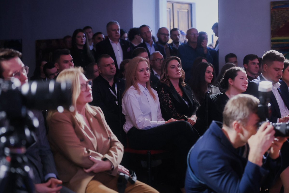 nowaPLorg's tweet photo. Polska następnych pokoleń. Rozmowa o tym, co trwałe

Adam Bielan w rozmowie z Prezesem @pisorgpl - Jarosławem Kaczyńskim. Zamykamy sobotnią część debat dyskusją o państwie, wspólnocie i sprawach wykraczających daleko poza perspektywę jednej kadencji. https://t.co/mIH8anDr7r