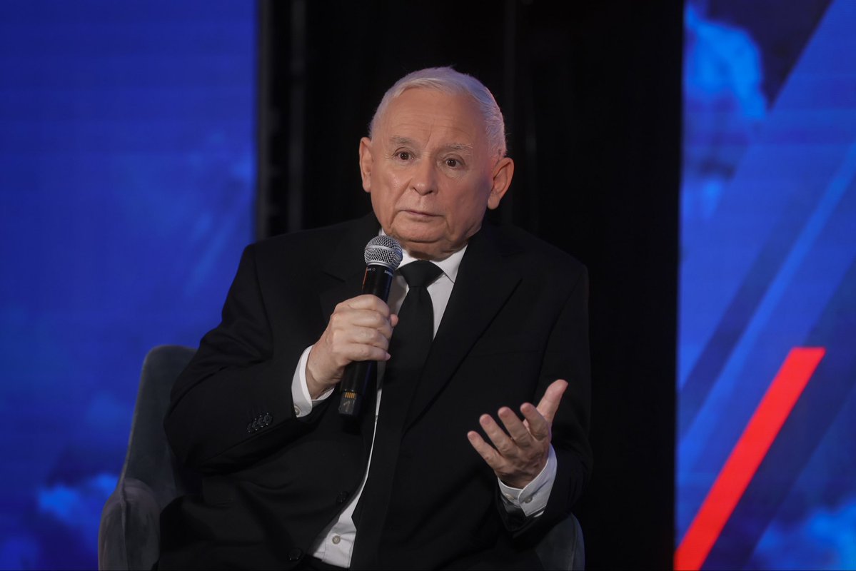 nowaPLorg's tweet photo. Polska następnych pokoleń. Rozmowa o tym, co trwałe

Adam Bielan w rozmowie z Prezesem @pisorgpl - Jarosławem Kaczyńskim. Zamykamy sobotnią część debat dyskusją o państwie, wspólnocie i sprawach wykraczających daleko poza perspektywę jednej kadencji. https://t.co/mIH8anDr7r