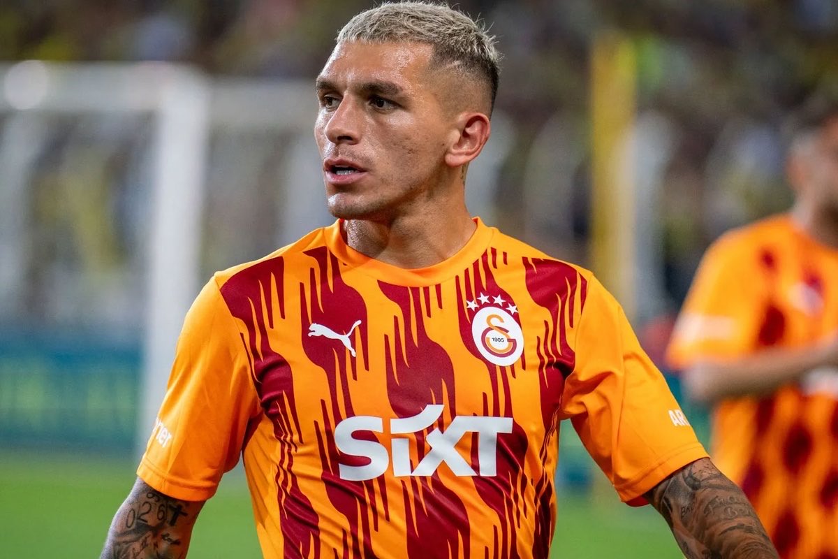 FahirEfendi's tweet photo. 5 senedir süper ligde 1 TANE bile kırmızı kart görmeyen Torreira’nın 

Galatasaray’a gelmeden önceki 4 yıllık Avrupa kariyerinde 13 kırmızı kart var!

işte böyle kollanan bir camia bunlar! https://t.co/iSio4fAoSF