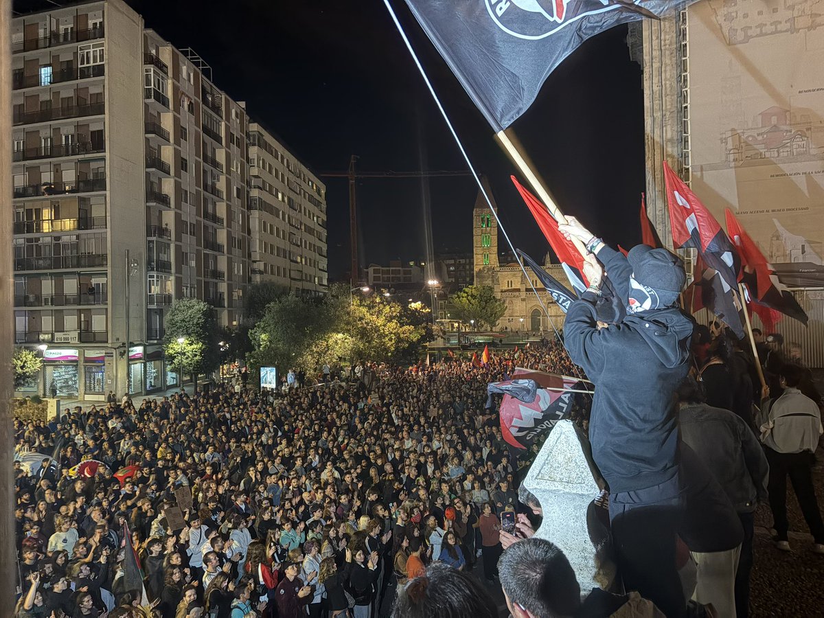 ValladolidSER's tweet photo. Concluye la manifestación por la vivienda en Valladolid con cerca de 8.000 personas llenando la plaza de Portugalete y Arzobispo Gandasegui. La mayoría se han ido uniendo conforme discurría la marcha por las calles del centro. https://t.co/DSes6ttYIo