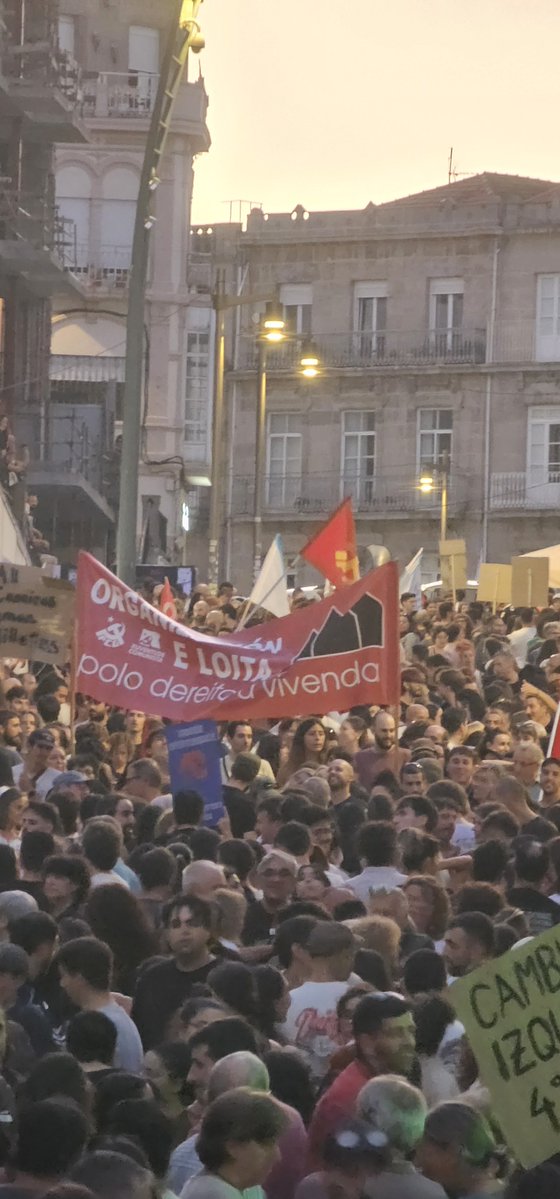 chema21_74's tweet photo. #Vigo la gota colmo el vaso. Ahora no debemos parar contra la especulación y la clase política que ayer voto en contra de unos mínimos, dejando claro que protegen y estan del lado del especulador y contra su pueblo. Hipócritas lecciones a nosotros ninguna. https://t.co/ObgJikweNq