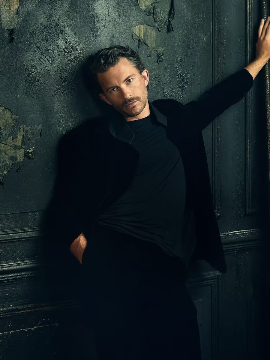 BayleafCrave's tweet photo. Jonathan Bailey is so seductive in recent photos for Audible’s ‘Dracula’. https://t.co/FH9vUDnWWB