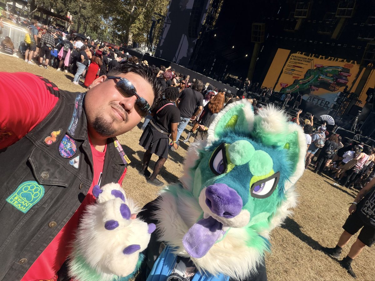 AcerTheWolf's tweet photo. A fur friend has been made @AFTERSHOCKSAC https://t.co/BH6KufcaDU
