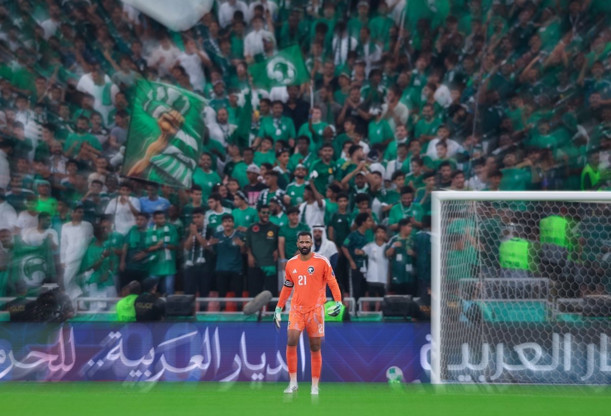 Riioi10's tweet photo. "اشيلكم على كتوفي من الوقت 
خايف من الطيحه وخايف عليكم" 
               🧤🦇💚 https://t.co/sddJOCzsVb