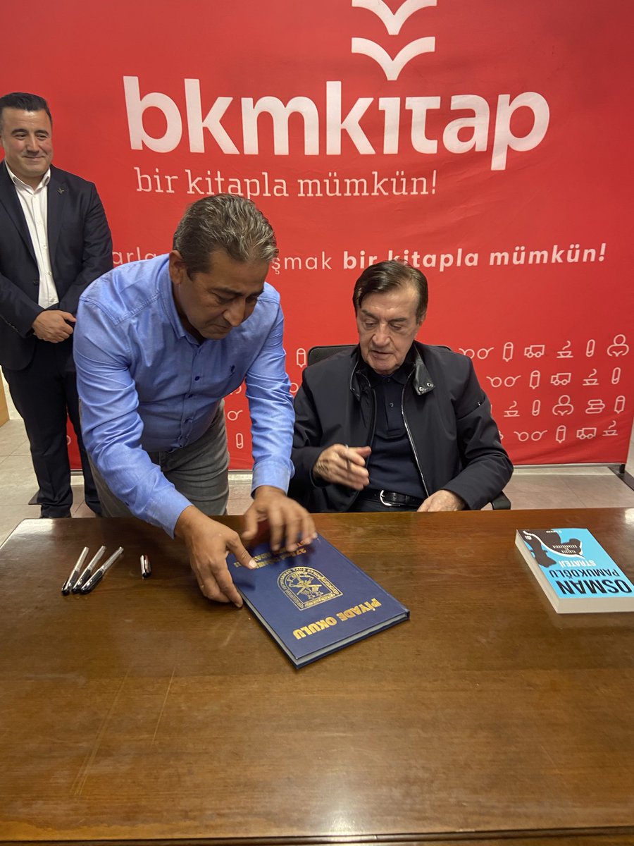CEMALDRK's tweet photo. Değerli komutanım Osman Pamukoğlu ve parayla satın alamayacağım 26 sene önce hazırlanan bir mezuniyet kitabımı imzalatma fırsatı buldum.Her zaman emrindeyiz komutanım https://t.co/wKvxnvfZc1