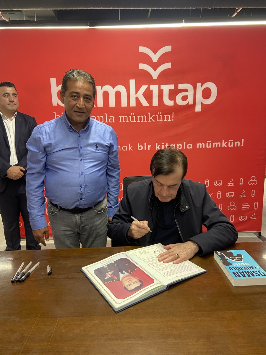 CEMALDRK's tweet photo. Değerli komutanım Osman Pamukoğlu ve parayla satın alamayacağım 26 sene önce hazırlanan bir mezuniyet kitabımı imzalatma fırsatı buldum.Her zaman emrindeyiz komutanım https://t.co/wKvxnvfZc1