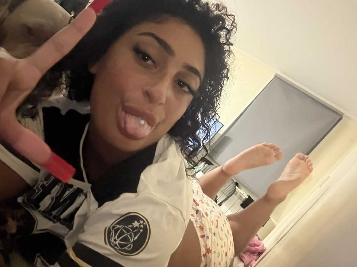 jadapaigebooo's tweet photo. You wish you could be at my feet https://t.co/mRhFyvW6J5
