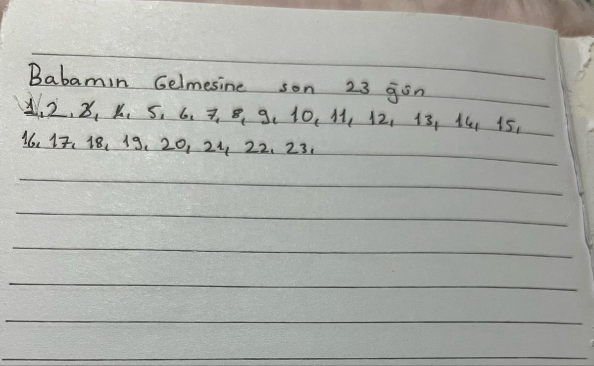 trebru123's tweet photo. 🚨BİR ÇOCUK BABASINA KAVUŞACAĞI GÜNÜ SAYIYOR… ADALET NEREDE?

♦️7 yaşında, 2. sınıfa gidiyor.
Defterinde ders notları olması gerekirken babasının geleceği günleri çiziyor: 23 gün…

🔸Babası TCK 158’den cezaevinde. Bir kredi vaadine, bir güvene kandırıldı. Zarar ödendi. Ama çocuk hâlâ babasının dönüşünü bekliyor.

🔸Biz ona her gün “Az kaldı, baban gelecek” diyerek umut veriyoruz.
Ama ya o 23 günün sonunda da babası gelemezse?

🔸Başka olaylarda zarar giderildiğinde farklı uygulamalar yapılırken, bizim çocuklarımız neden babalarının yolunu sayıyor?

🔸Bizim arkamızda kimse olmadığı için mi?

🔸Bu defterde yazan 23 gün, bir çocuğun değil; adalet bekleyen yüzlerce ailenin sessiz çığlığıdır.

#TCK158ZararıÖdenenDosyalarKapatılsın 

@abakingurlek @RTErdogan @cuneytyuksel_ @avabdullahguler @YildizFeti @Avkthalilozturk @efkanala @_cevdetyilmaz @omerrcelik @avidrissahin