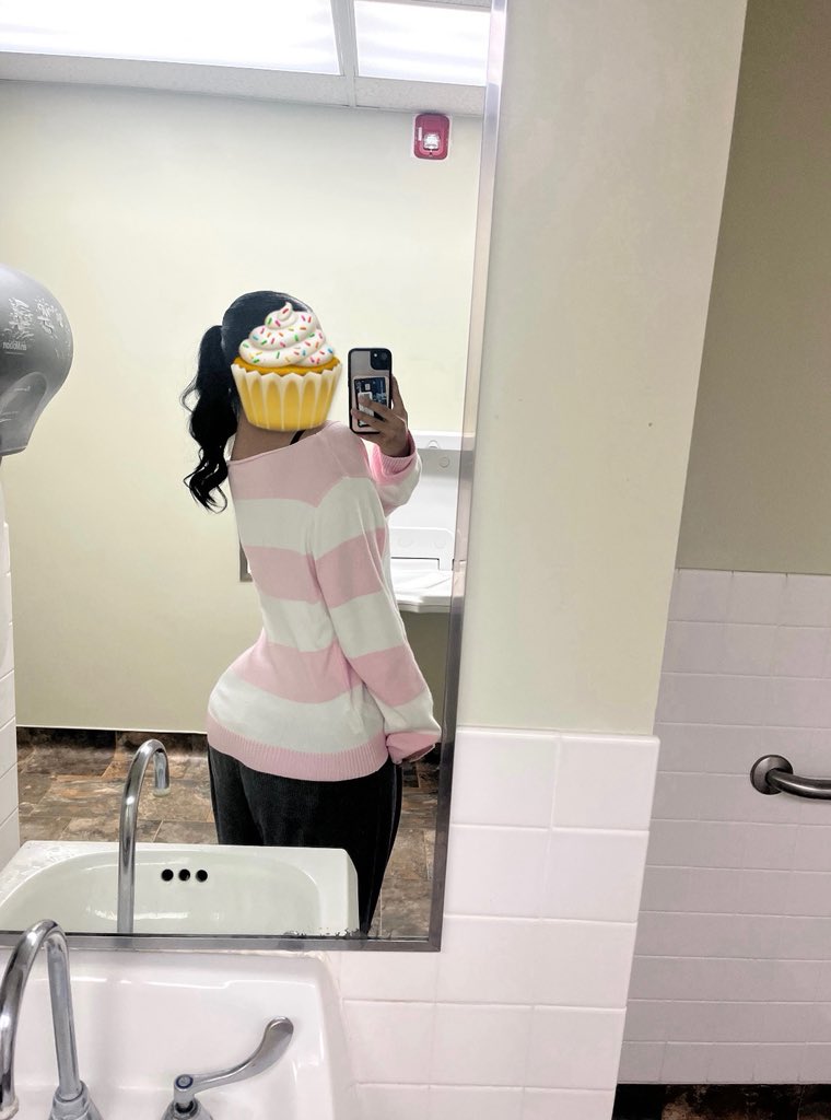 princessmaxxr's tweet photo. it’s almost my bday :3 https://t.co/QQA5sh0fZm
