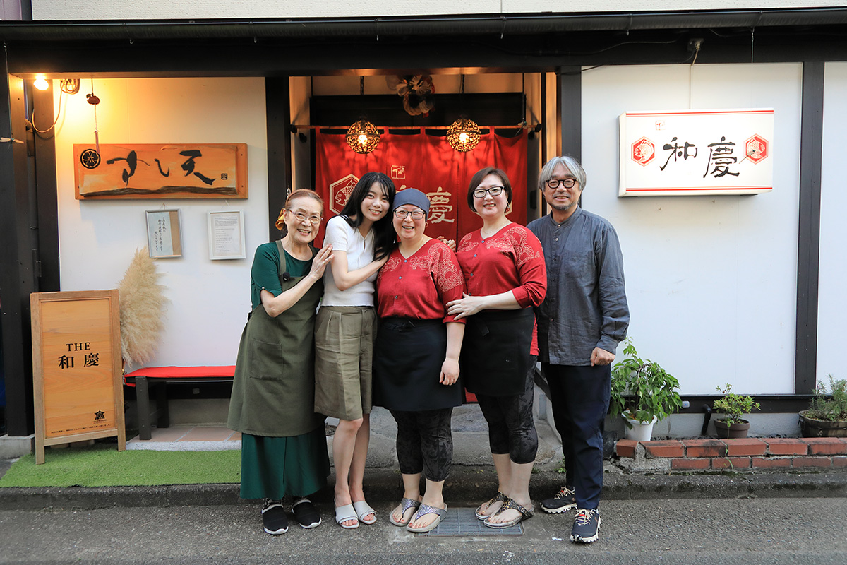BS260_official's tweet photo. きょう21:30～放送🍚🥢
『#ふくあじ旅のススメ ～熊本編～』
#ふくあじ

作家 #小山薫堂 と俳優 #森カンナ が
故郷の食と人情を巡る🚶‍♂️✨

手作りパウンドケーキや
熊本のソウルフード「ちくわサラダ」
球磨焼酎など熊本の味が続々😋🍶

さらに #くまモン も登場🐻❤️
熊本の食と人柄にふれます✨
@mori__kanna

📌4日(日)21:30～ほか
https://t.co/pB0VOG3597
