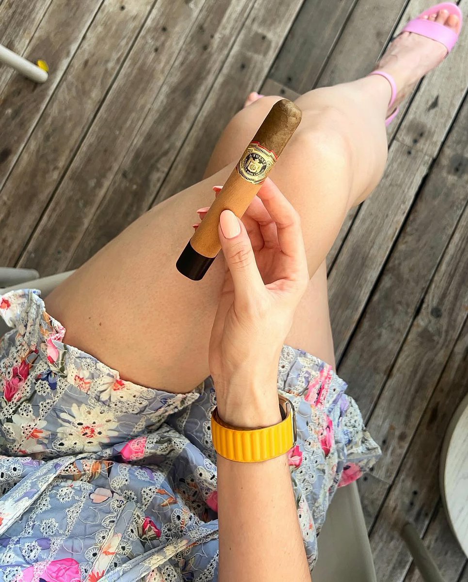 naked_cigar's tweet photo. If you are to smoke only 1 cigar for the rest of your life, What will be that very particular cigars ! LET'S SEE EM IN THE COMMENTS SECTION #BOTL #SOTL #NAKEDCIGAR https://t.co/fccFmVgAEj