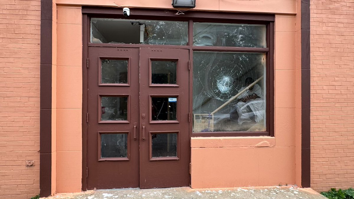 indicanews1's tweet photo. Ohio Hindu Temple Vandalized Days Before Navratri Celebrations.
Click here to read the article: https://t.co/QbtAdDqRK5
#ShreeSwaminarayanHinduTempleVadtaldham #HinduAmericanFoundation #HAF #CoalitionOfHindusOfNorthAmerica #CoHNA #TempleAttack #TempleVandalism #BrickAttack #Vandalism #indicanews