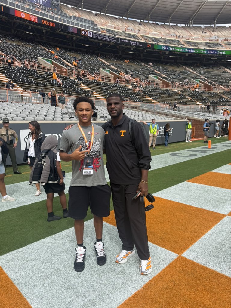 krisjones6_'s tweet photo. Blessed to receive a offer from University of Tennessee!!  #agtg 
@jakevisc_ @APittardVols @CoachDC72 @CoachKelseyPope @Elite3Recruits @RileyElite3 @TomLoy247 @CSmithScout @ChadSimmons_ @adamgorney @RivalsHS @Rivals @247recruiting https://t.co/6u9NreEsPP
