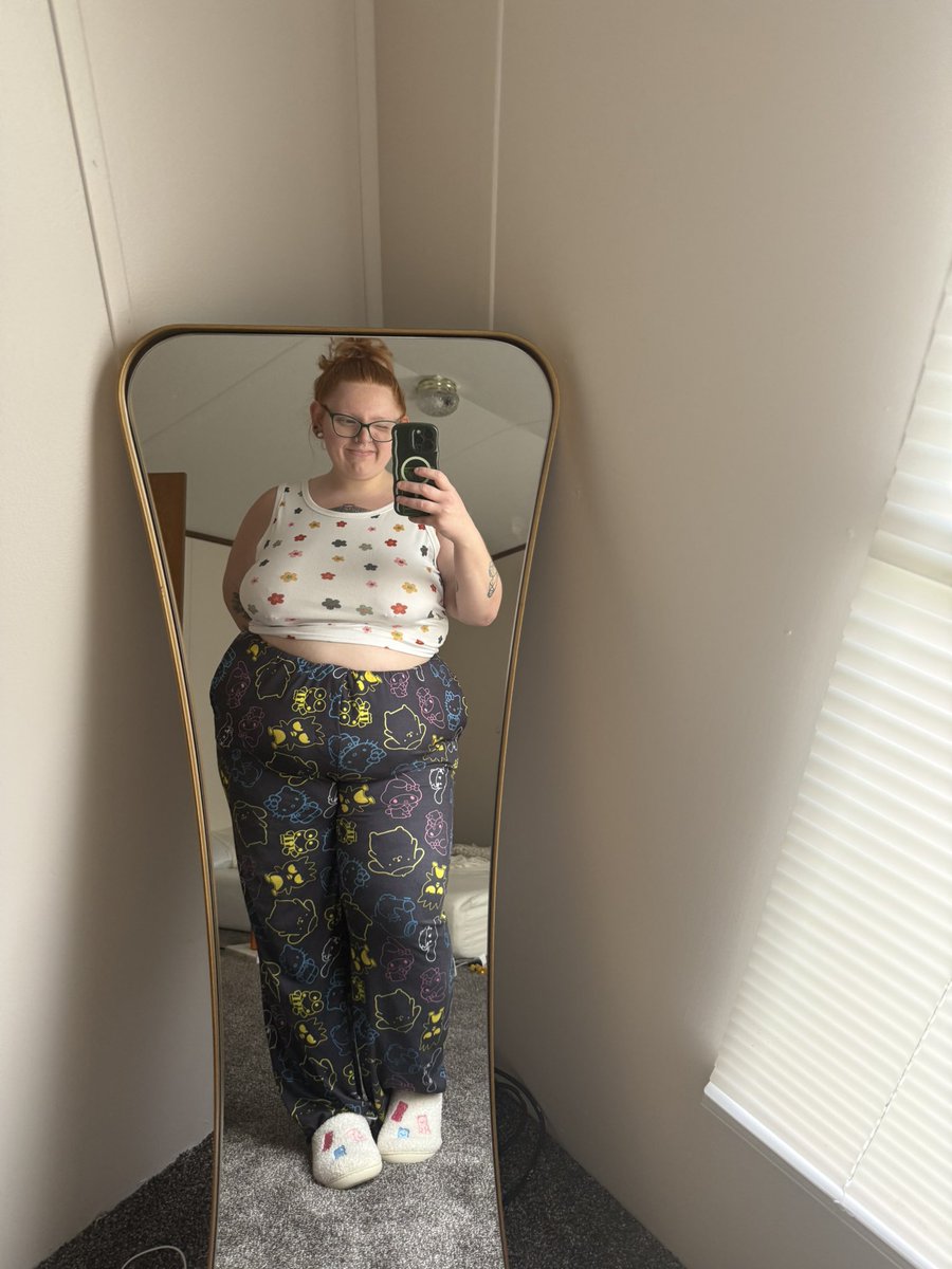 fizzfreeredd's tweet photo. Cozy rainy day in pajamas >>> https://t.co/v02Dk1R2GC