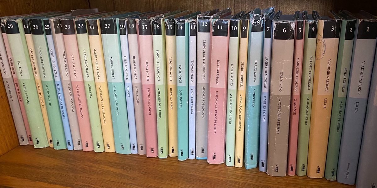 schoffsz's tweet photo. vim na casa do meu tio avô ver a biblioteca dele e ele tem simplesmente isso https://t.co/nvDEixsOgE