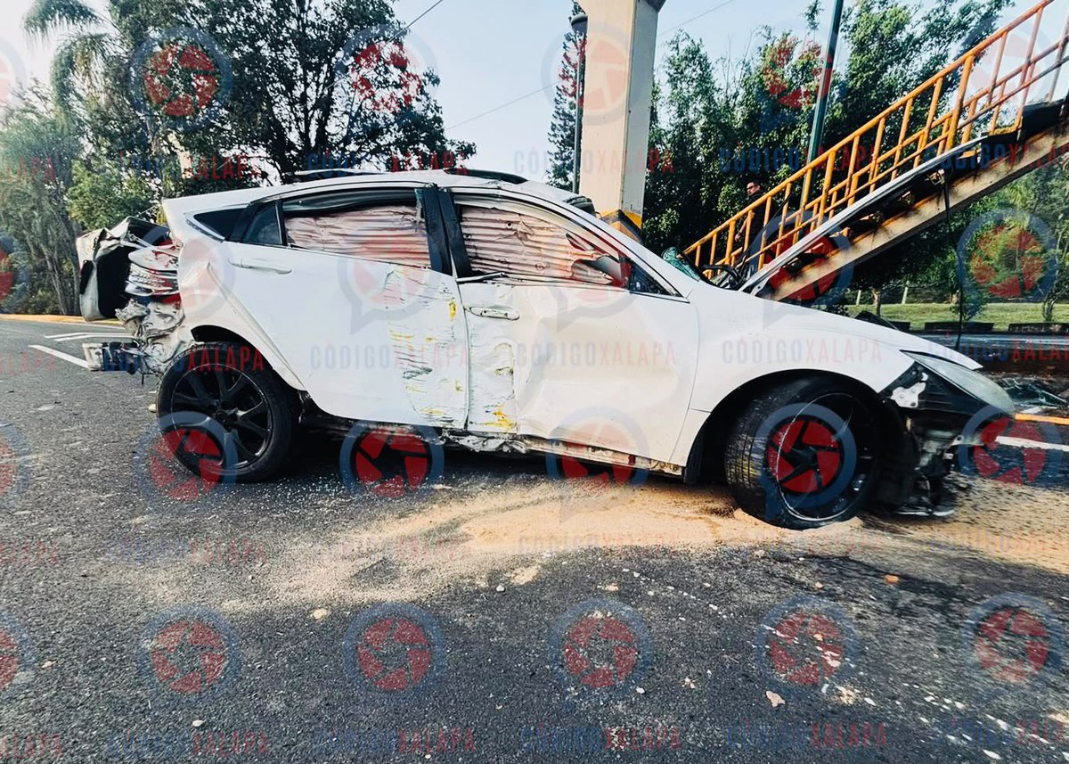 CodigoXalapa's tweet photo. 🔴 #Policiaca || Joven queda atrapado tras estrellar su Mazda contra puente peatonal en Las Ánimas

🔗 Lee más 👉🏽 https://t.co/q1d6WGKTZi https://t.co/39PGPqNRXN