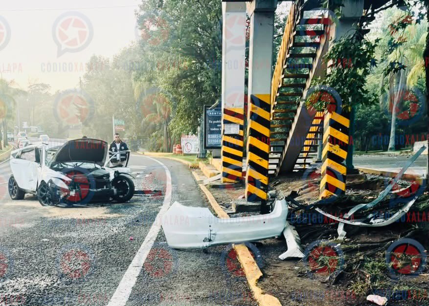 CodigoXalapa's tweet photo. 🔴 #Policiaca || Joven queda atrapado tras estrellar su Mazda contra puente peatonal en Las Ánimas

🔗 Lee más 👉🏽 https://t.co/q1d6WGKTZi https://t.co/39PGPqNRXN