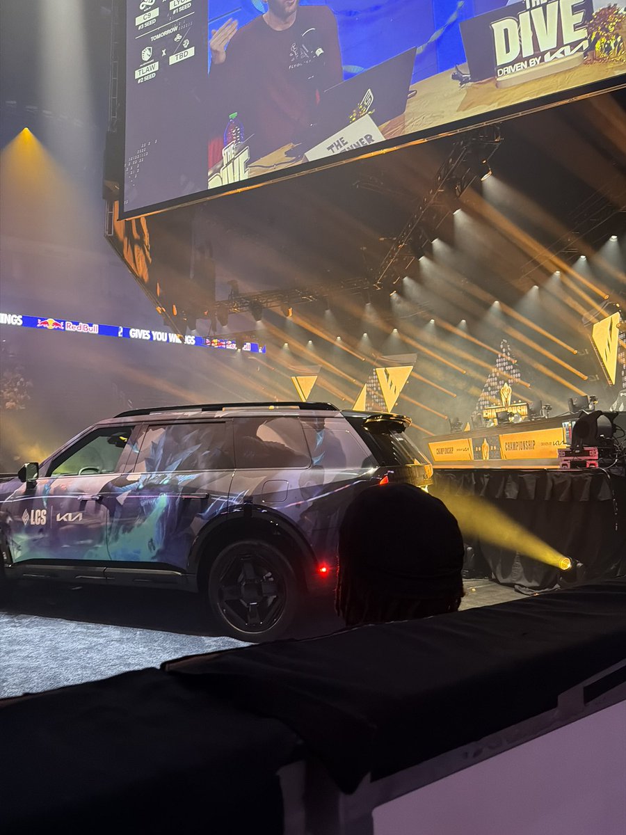 Deepz42's tweet photo. @lolesports had great seats sucks I can’t see half the stage because of a parked KIA. https://t.co/bXe0VE61WL