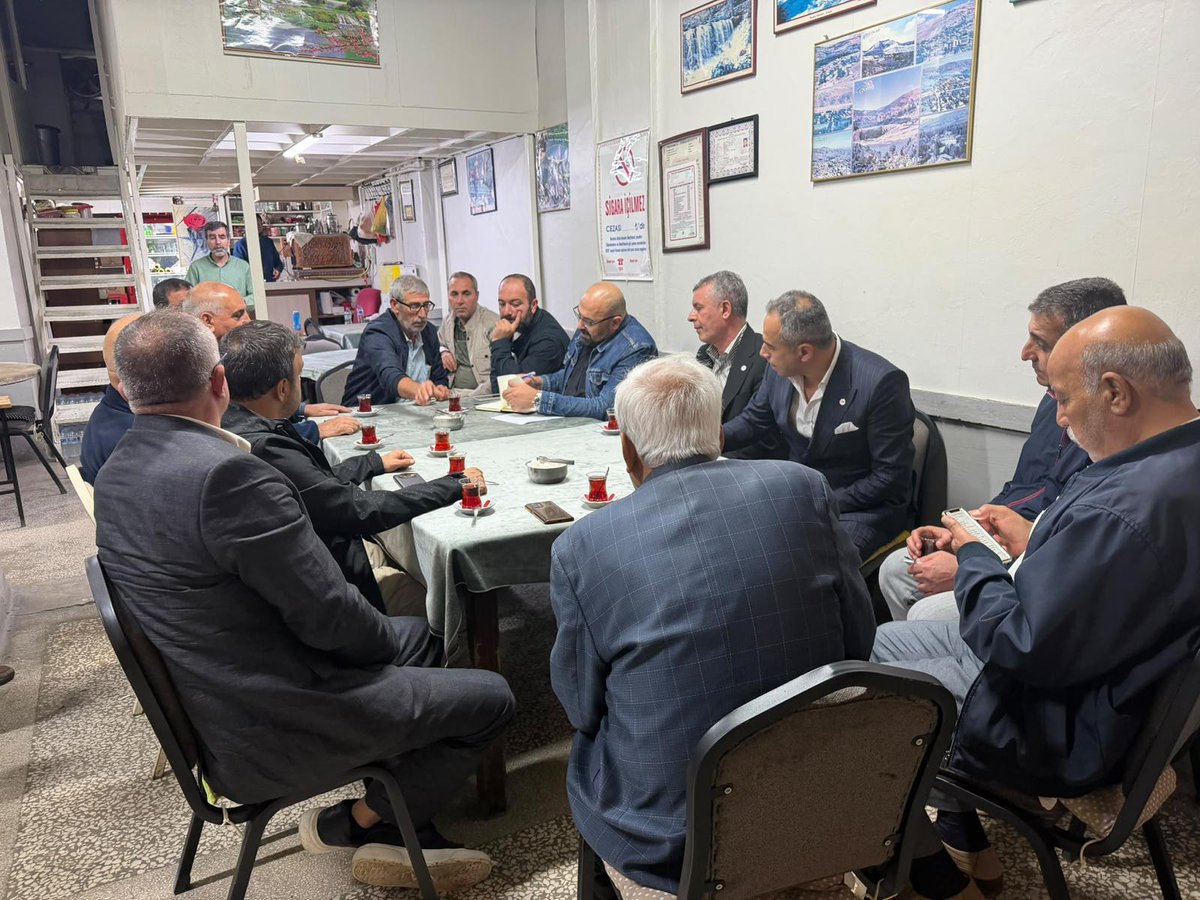 23YeniParti's tweet photo. #YeniParti #YeniPartiElazığ #Elazığ
Teşkilat yapısını tamamlayan İl Başkanımız Dr. Emrah ÖZDEN, toplumla buluşmak ve kucaklaşmak için sahaya indi.
Artık her gün sahadayız.
Çünkü biz, insanların bizi beklemesini değil; onların ayağına gitmeyi tercih ediyoruz. https://t.co/JSxcWHZBqK