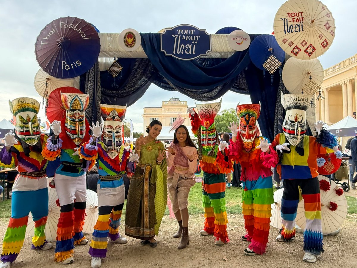 mathailande's tweet photo. Quelle journée incroyable pour ce premier jour du festival Tout à fait Thaï ! 🎉

Danse classique thaïlandaise, Nuad Thai, Muay Thaï, gastronomie, musique live avec OMP, Leew Ajareeya et Q Flure, DJ set TukTuk Radio et la rencontre avec Boun-Prem... des moments inoubliables partagés avec vous au Parc de Bagatelle 😍

Mais ce n'est pas fini ! Rendez-vous demain pour le jour 2 🇹🇭

📅 Dimanche 4 octobre · 10h - 18h
🎟️ Entrée gratuite
🚌 Navette gratuite depuis Charles de Gaulle-Étoile
📍 Parc de Bagatelle, Paris

#ToutAFaitThai2026 #ThaiFestivalParis #AmazingThailand #maThailande #WeekEndAParis