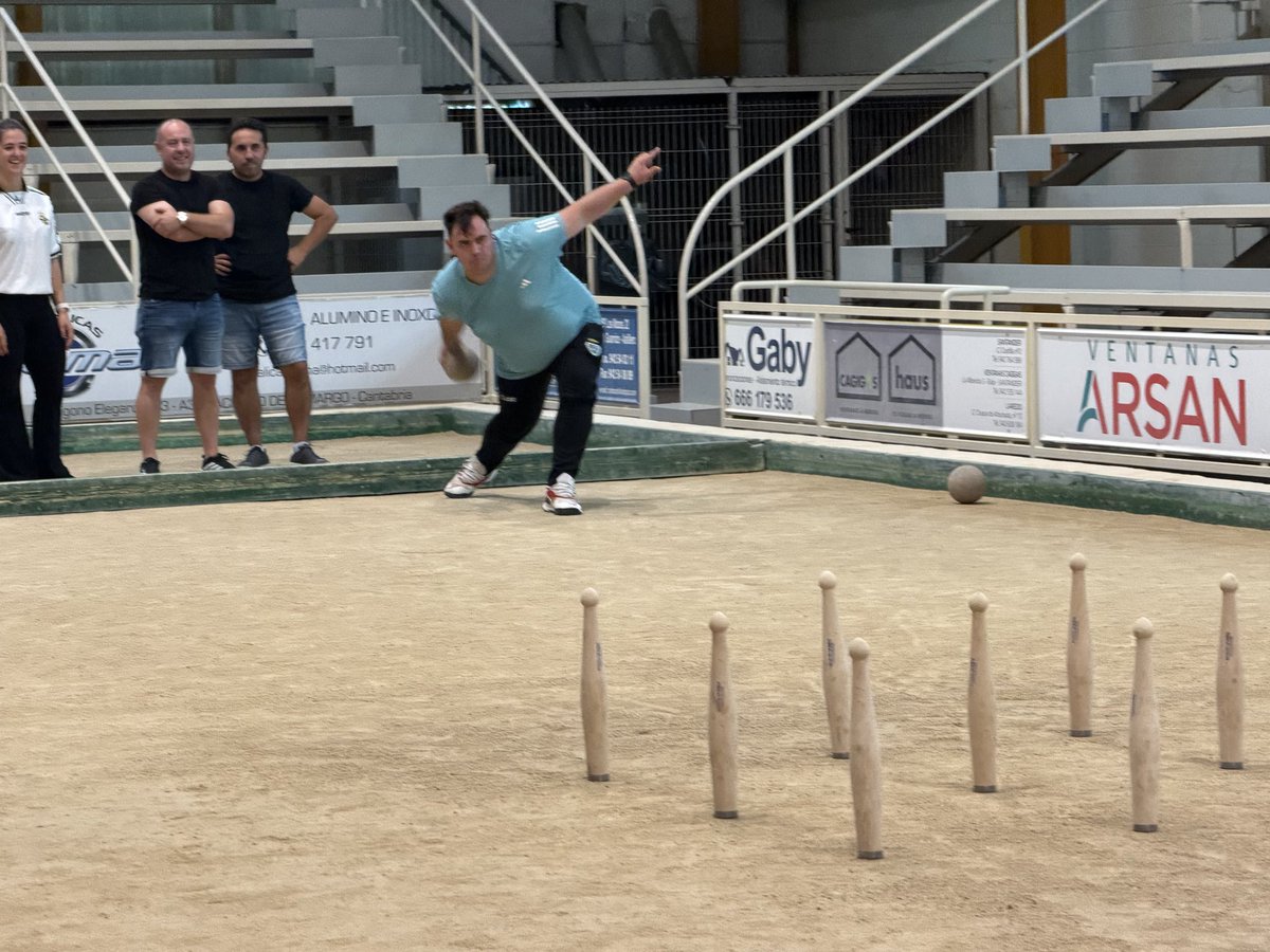 Concanos96's tweet photo. ¡Gran Jornada de #Bolos en el corro de la bolera Gerardo Castañeda con nuestros amigos de las peñas del @realracingclub 

👏 Enhorabuena a @Ojancanos1996 por la organización y a todos los Concanos participantes por el espectáculo ofrecido 😉 https://t.co/cZVegp8KVu