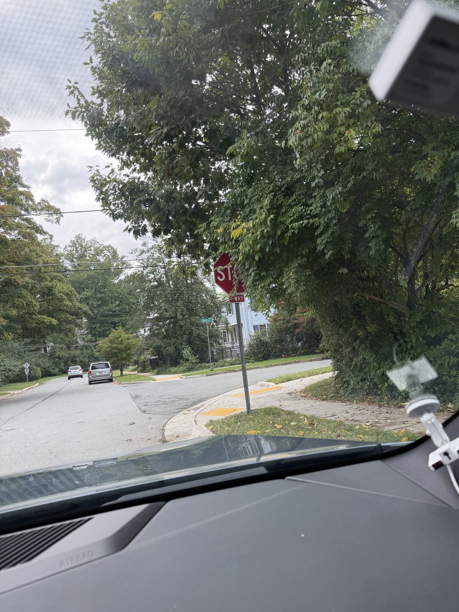 travischap's tweet photo. @MontgomeryCoMD hey @MontgomeryCoMD  I asked 311 to have this tree that is blocking a stop sign at Fleming Ave and Dickens Ave in Bethesda trimmed. Was told it would happen in 24 hours. Been almost a week and still no action. Very unsafe intersection. https://t.co/NBUeHJFaMQ