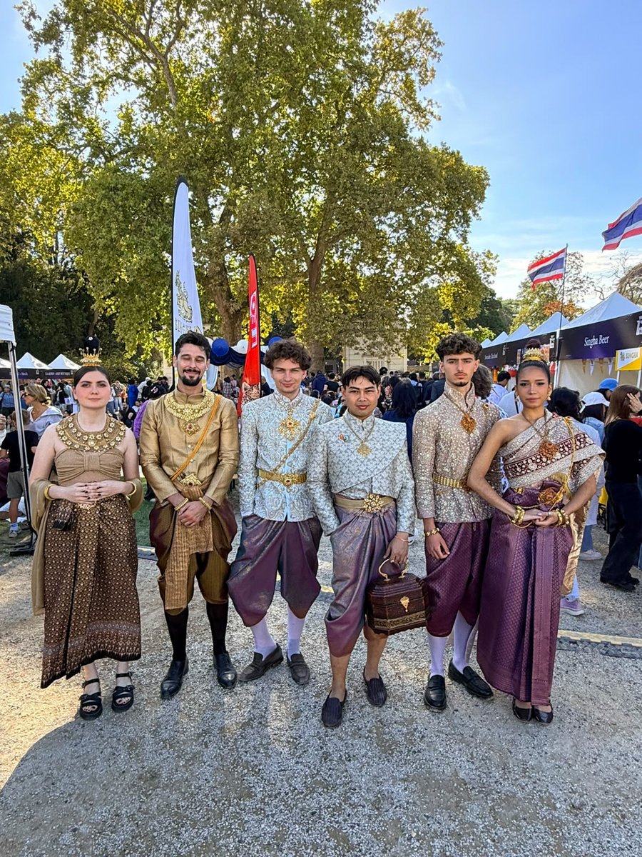mathailande's tweet photo. Quelle journée incroyable pour ce premier jour du festival Tout à fait Thaï ! 🎉

Danse classique thaïlandaise, Nuad Thai, Muay Thaï, gastronomie, musique live avec OMP, Leew Ajareeya et Q Flure, DJ set TukTuk Radio et la rencontre avec Boun-Prem... des moments inoubliables partagés avec vous au Parc de Bagatelle 😍

Mais ce n'est pas fini ! Rendez-vous demain pour le jour 2 🇹🇭

📅 Dimanche 4 octobre · 10h - 18h
🎟️ Entrée gratuite
🚌 Navette gratuite depuis Charles de Gaulle-Étoile
📍 Parc de Bagatelle, Paris

#ToutAFaitThai2026 #ThaiFestivalParis #AmazingThailand #maThailande #WeekEndAParis