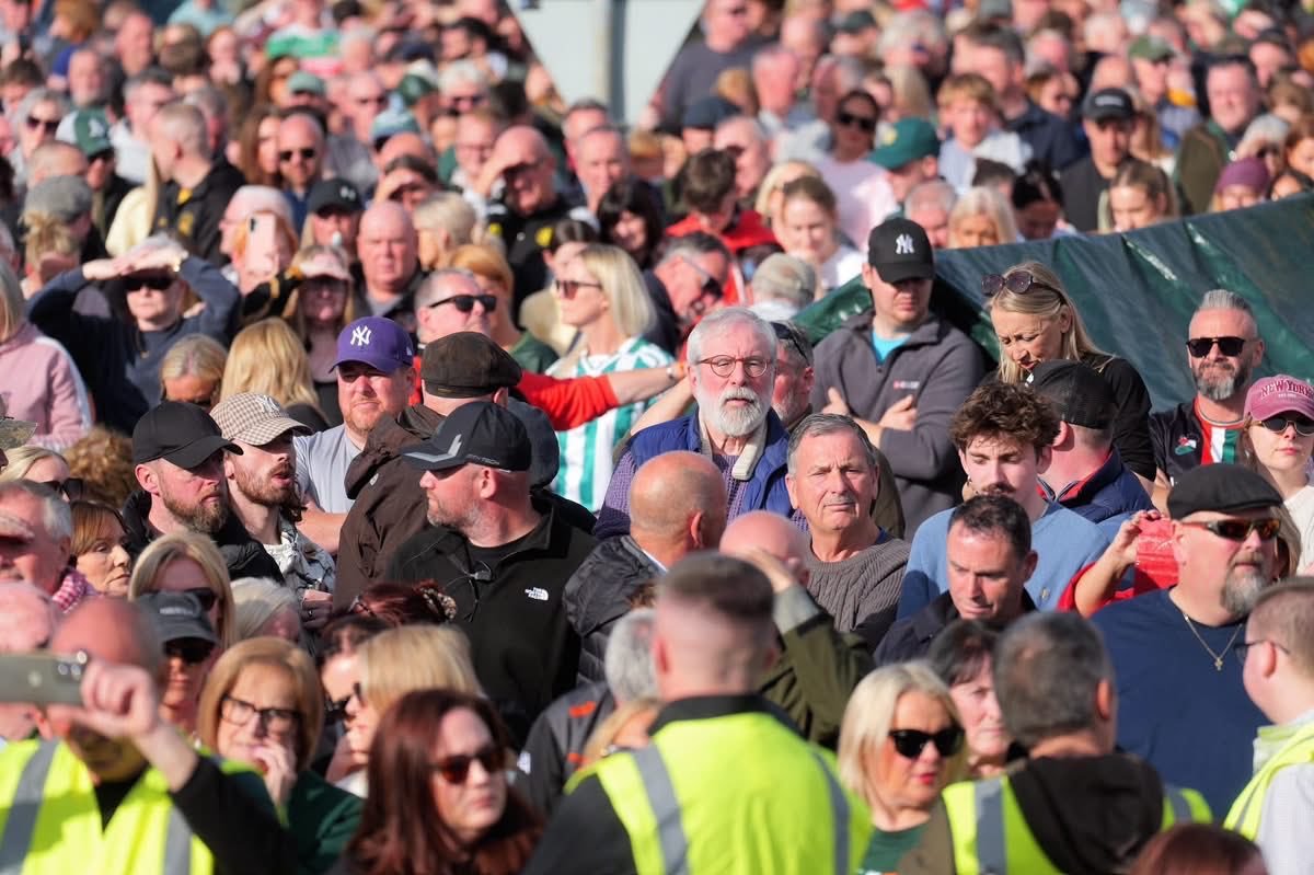 ViralhourGlobal's tweet photo. NO GOING BACK!

Over 15,000 people on the Garvaghy Road today to support the residents of this community.

The message is clear. https://t.co/psYluuiPAv