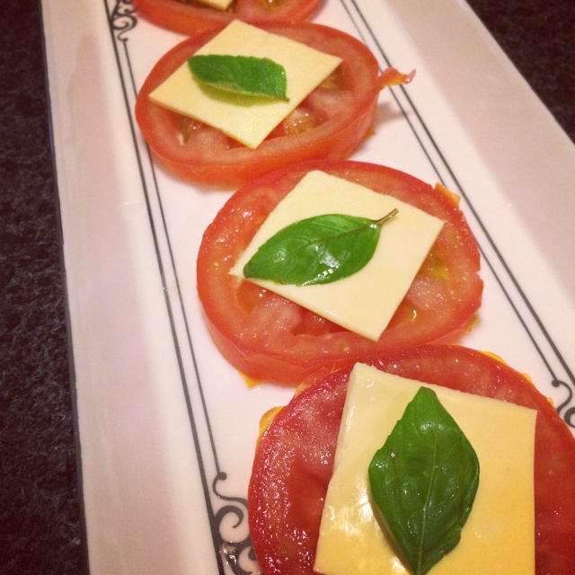 AlinaThornszfv's tweet photo. Comida rápida y deliciosa de hoy: ensalada de tomate cherry, queso fresco y hierbas aromáticas, perfecta para una tarde ligera y refrescante ， https://t.co/iI8jYB3Vlo