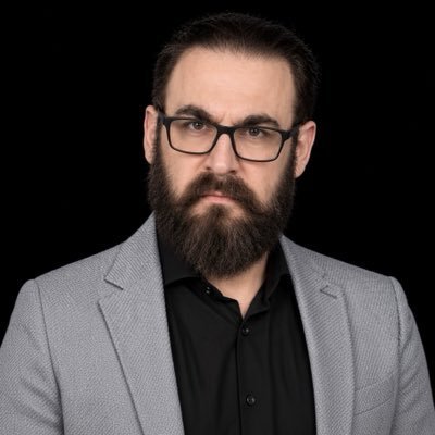 epj7co's tweet photo. نن ورځ د عالیقدر امیر الکافرین د حکم په اساس د افغانستان د ستراتیژیکو کوسمادریو له رئیس هاتف مختار سره ديو مليون ډالرو په ارزښت تړون لاسلیک سو د یاد تړون په اساس به ښاغلی هاتف مختار زموږ د میډیا مدافعینو ته میاشته وار د خیاطی کورسونه دایر وی.هاتف ته په خپل کار کي بریا غواړم🇵🇰❤️🏳 https://t.co/4hkNr8ZTUG