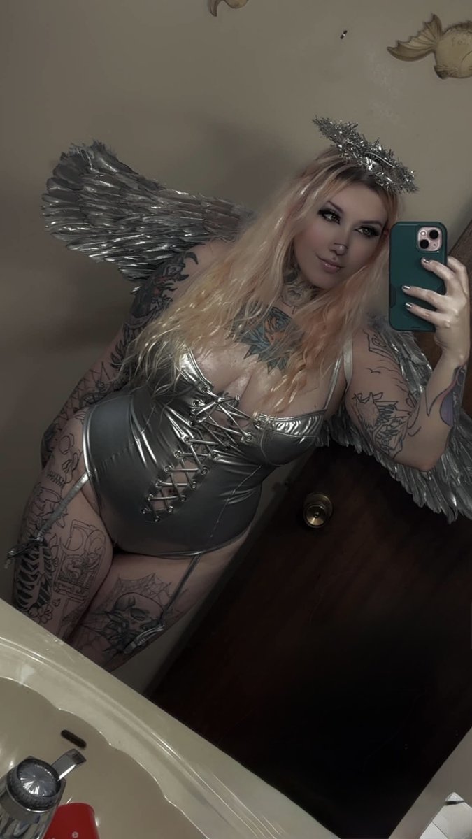 ChaosInFishnet's tweet photo. Just a angel on earth https://t.co/2jbkLABomC
