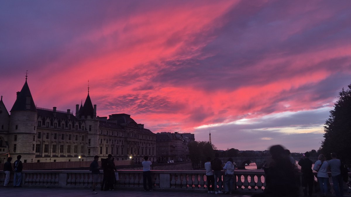 iman_aqd's tweet photo. Paris ce soir https://t.co/h5iSH3DUZv