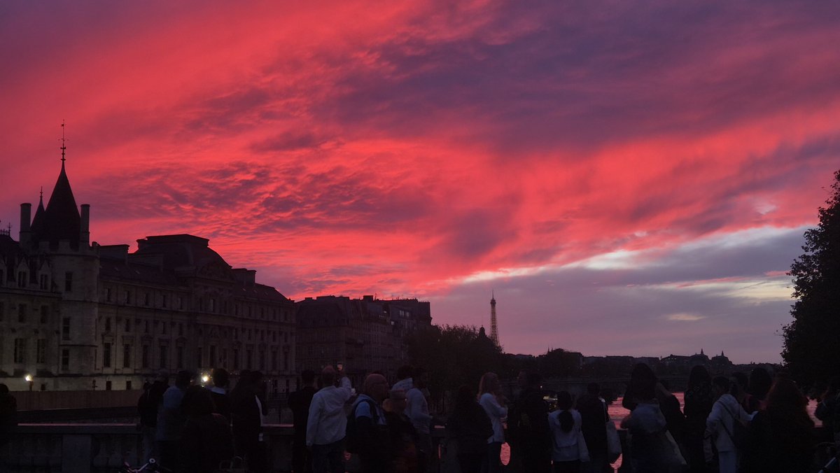 iman_aqd's tweet photo. Paris ce soir https://t.co/h5iSH3DUZv