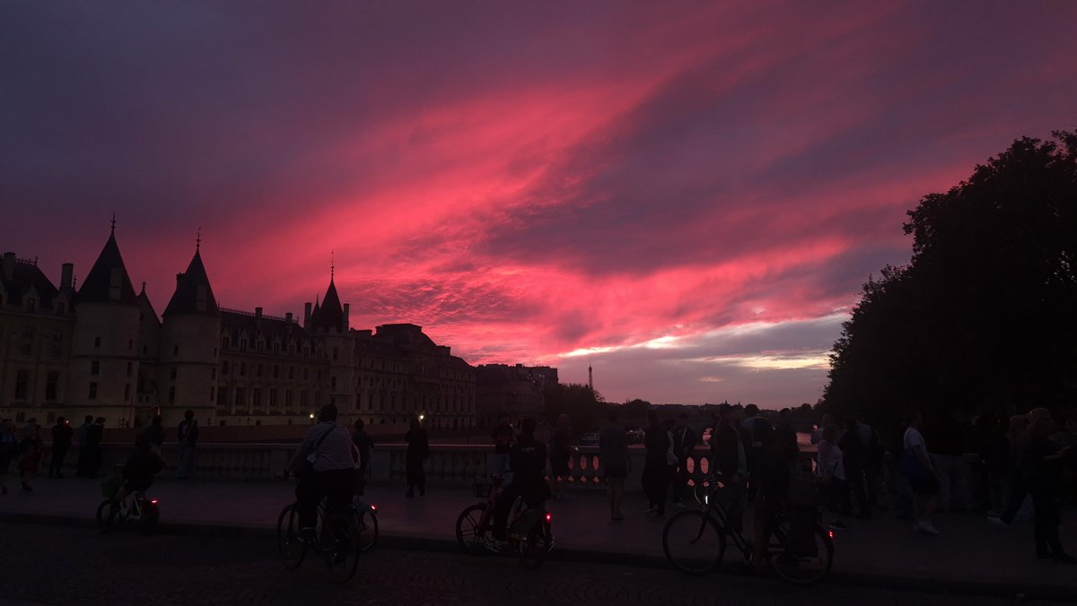 iman_aqd's tweet photo. Paris ce soir https://t.co/h5iSH3DUZv