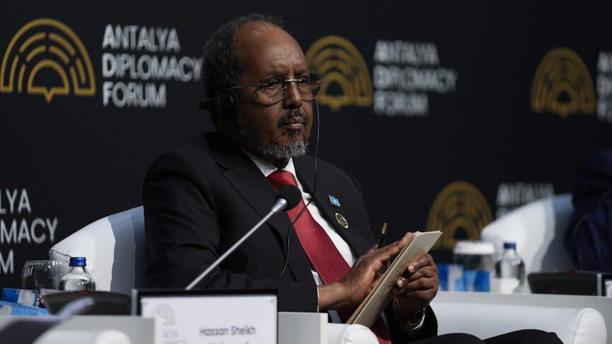 gizliservis06's tweet photo. SOMALİ'DEN İSRAİL'E REST

Somali Cumhurbaşkanı Hasan Şeyh Mahmud, İsrail'in Somaliland'da deniz üssü kurmayı ve Berbera Havalimanı'nı kullanmayı planladığını belirterek ülkesinde İsrail varlığına hiçbir koşulda izin vermeyeceklerini söyledi. https://t.co/KGbiL2C2gH