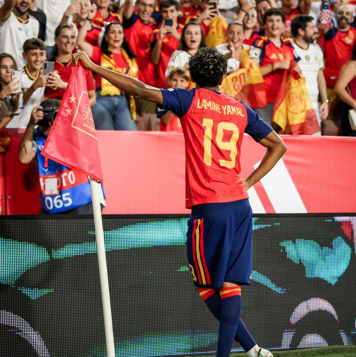 FabrizioRomano's tweet photo. 🍿🇪🇸 Luis de la Fuente reacts to Lamine Yamal’s goal. @TouchlineX https://t.co/e3jfWNNMx4