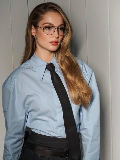 narnienes's tweet photo. Hannah Dodd tu tá jurada aqui no Brasil se não usar terno na press premiere pra Masali ficar bobinha te olhando https://t.co/mN2753QHLr