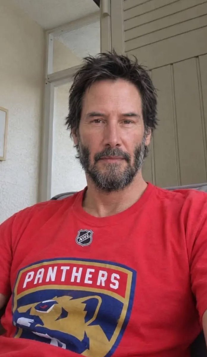 _KeanuReevei's tweet photo. There is a version of you that the world never meets.
The one who smiles on time. Answers “I’m fine.” Holds everyone else together.
And then sits in the dark with a tight chest, a tired mind, and no words left to pray.I pray may the universe find you a better place of joy https://t.co/PnGD9M95Hl