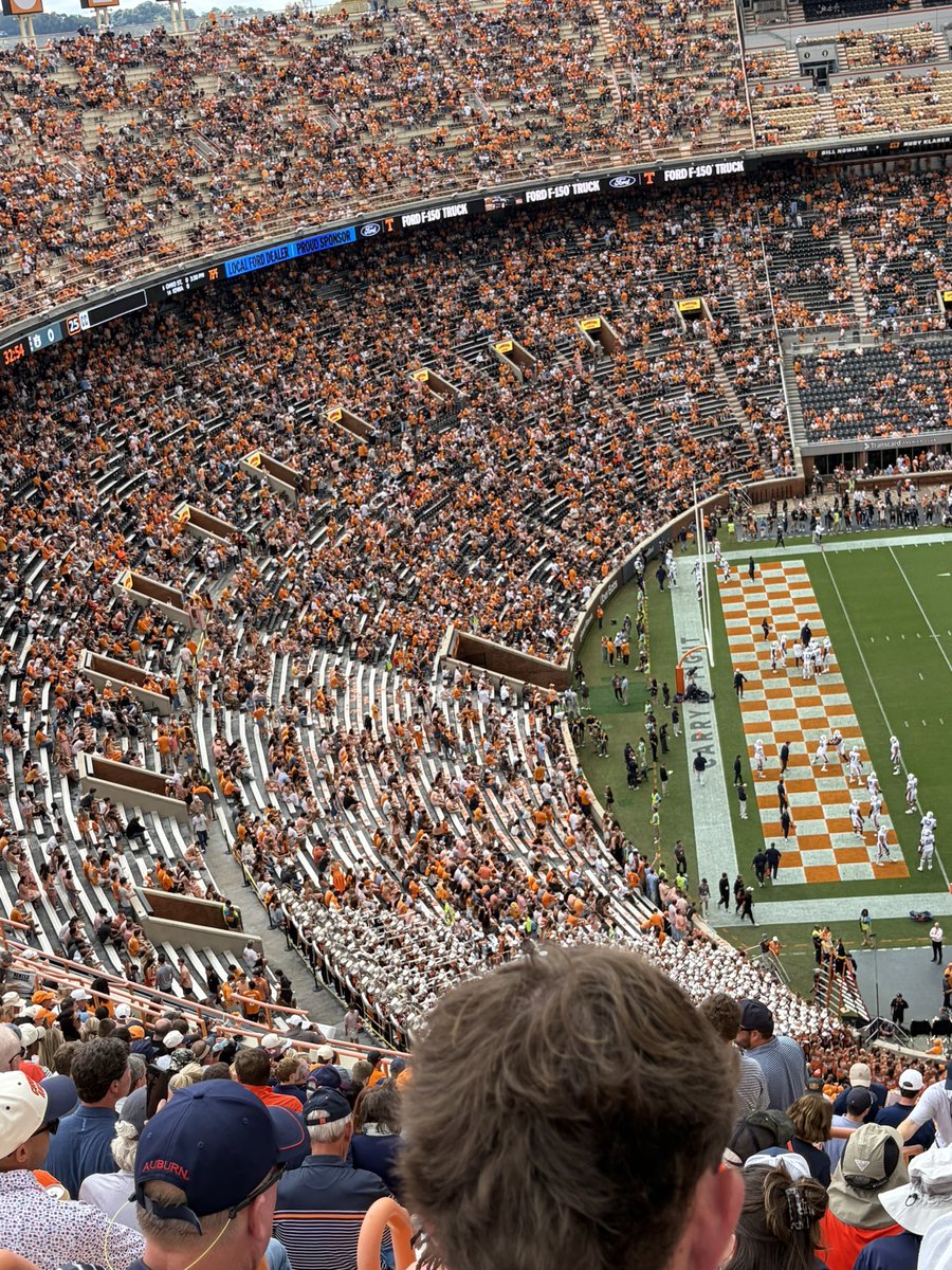 TommyTBillob's tweet photo. Tennessee student section so ass 😂 #wareagle https://t.co/akYQetfTLG